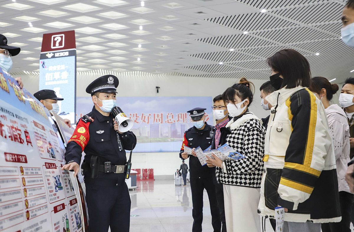 请将以下新闻修改得更加通俗易懂、剪短精炼适于新闻播报。杭州反诈民警最近一次破案技巧可谓高招频出让人们叹为观止。据报道一名姑娘遭遇了电信诈骗不幸失去了联系。然而反诈民警并没有放弃通过该姑娘未退出的QQ账号锁定了一可疑群聊并成功将姑娘的24位同事拉入该群聊。在指挥大家在群里发送别转账你在被诈骗不要转钱等消息后消息瞬间刷屏其中一位同事很快接到了姑娘的回电。最终姑娘的卡里余额成功保住了近20万元。这样的反