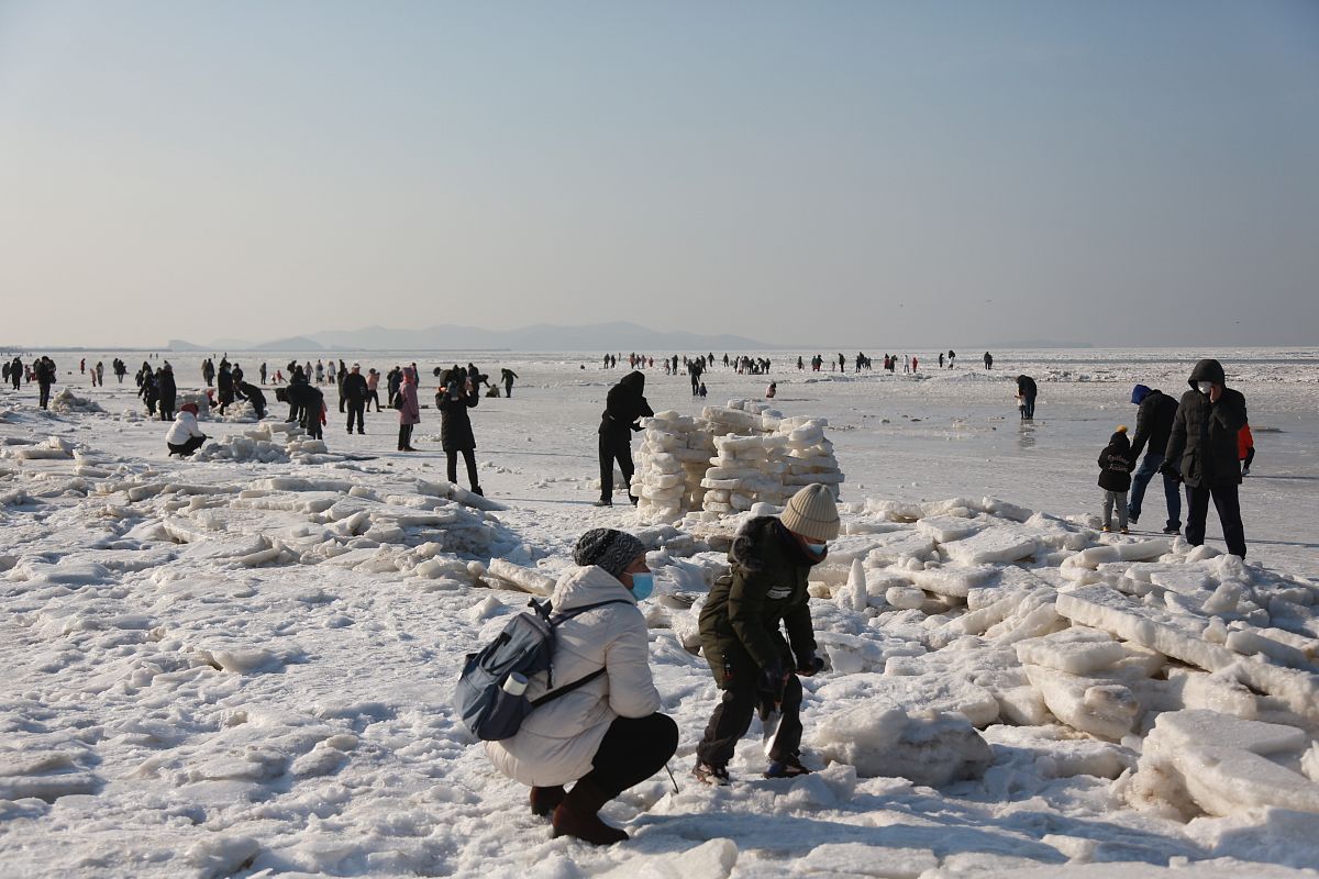 2021年1月3日,受寒潮持续低温影响,渤海大连夏家河子海域大面积结冰,