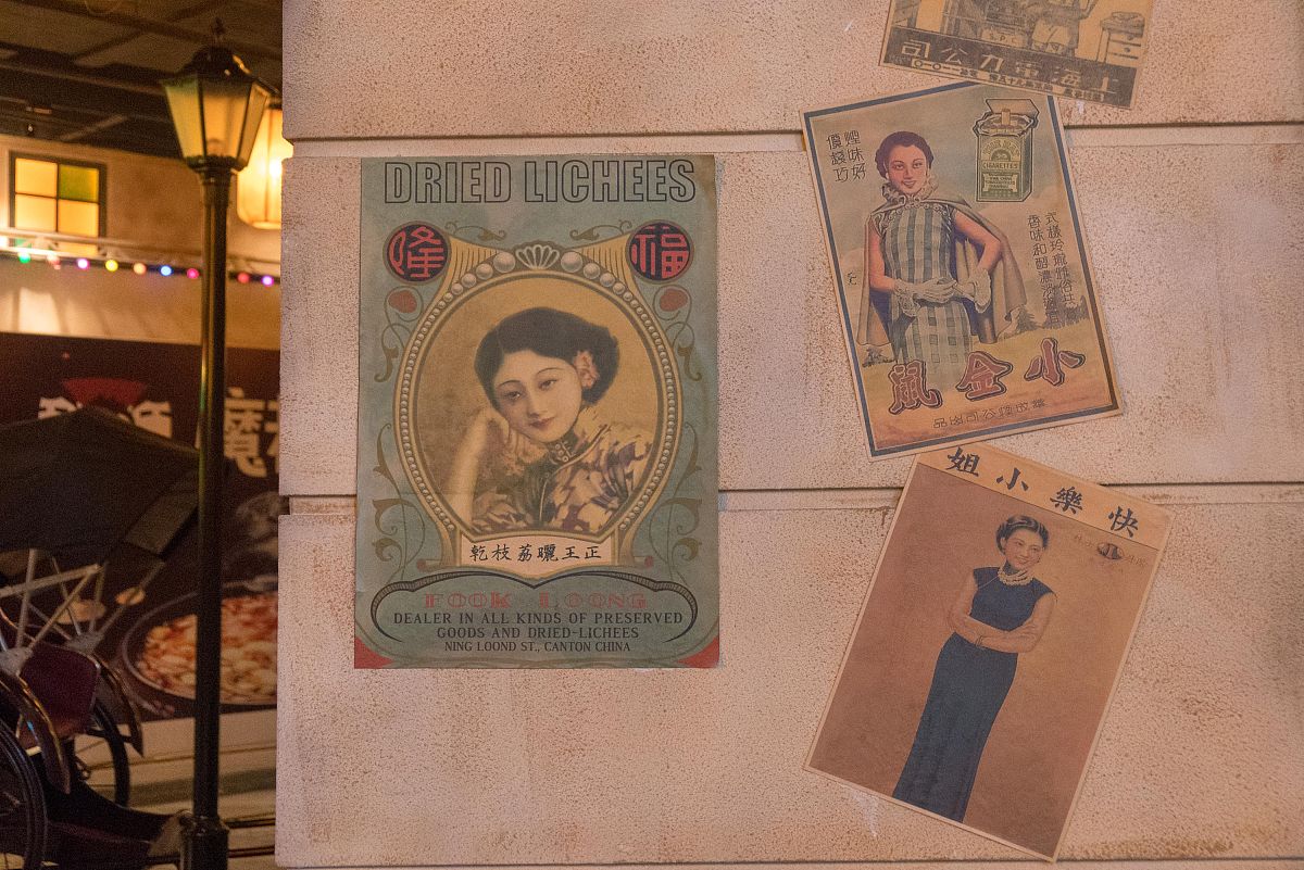 如今人们更愿意追求个性化和与众不同的形象。而复古老钱风的穿搭可以在内敛简单的配色中通过优质面料和精细的剪裁来透露出个人的品味。今年7月社交媒体上复古老钱风的穿搭服装越来越受欢迎。一些时尚博主分享了各种风格的复古老钱风服装。翻译成英文