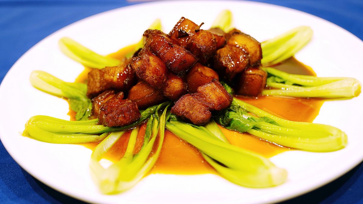 2021年5月17日,江西会昌,客家中式美食烹饪大赛中制作的茶叶红烧肉.