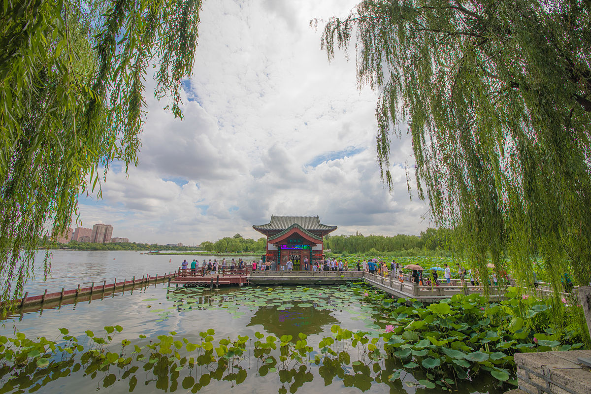 你好帮我想个济南太明湖朋友圈文案