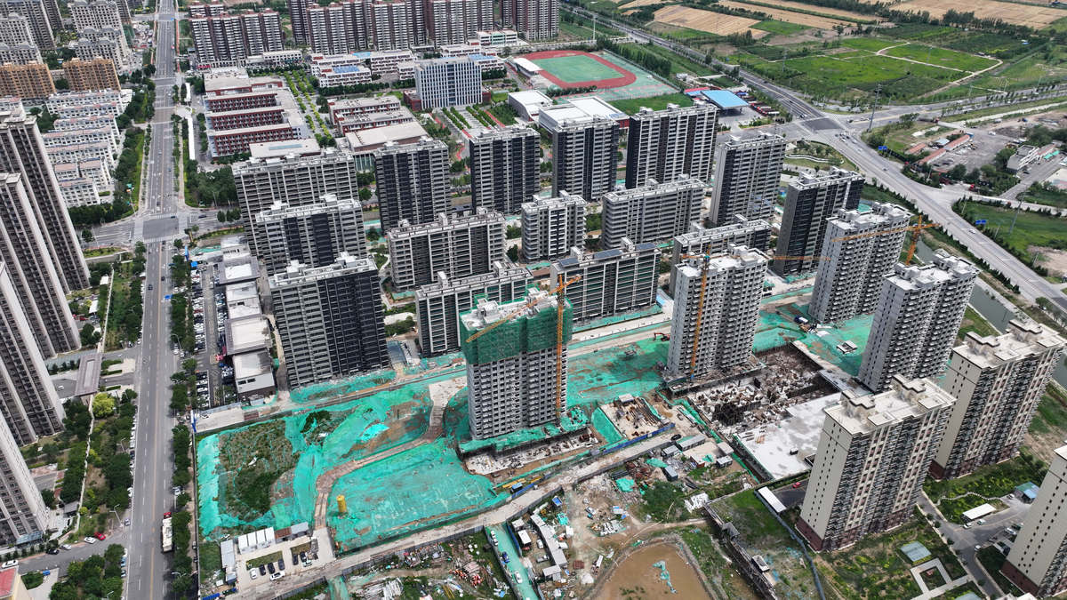 新川印项目整体项目占地约43亩容积率约25规划10栋建筑房源套数492套。主力建面约143㎡四室两厅两卫、主力建面约175㎡四室两厅两卫小区配备多功能架空层、户外水吧会客空间、健身区、童乐区。项目优点有以下几点：【超级枢纽】万安TOD规划中陆肖TOD规划中五根松TOD规划中天府大道新川大道等路网密布1618号线已开通6号线新川路站直线距离约200米距离新通大道站直线距离约400米地图直线测距。【国