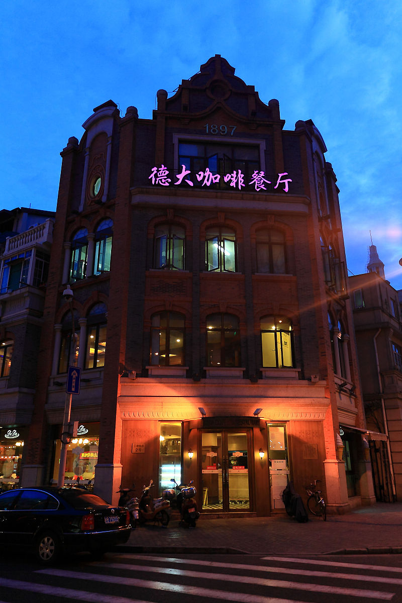 柳州职业技术学院连锁经营管理专业课程内容：店铺选址、品牌建设、供应链管理、人员培训