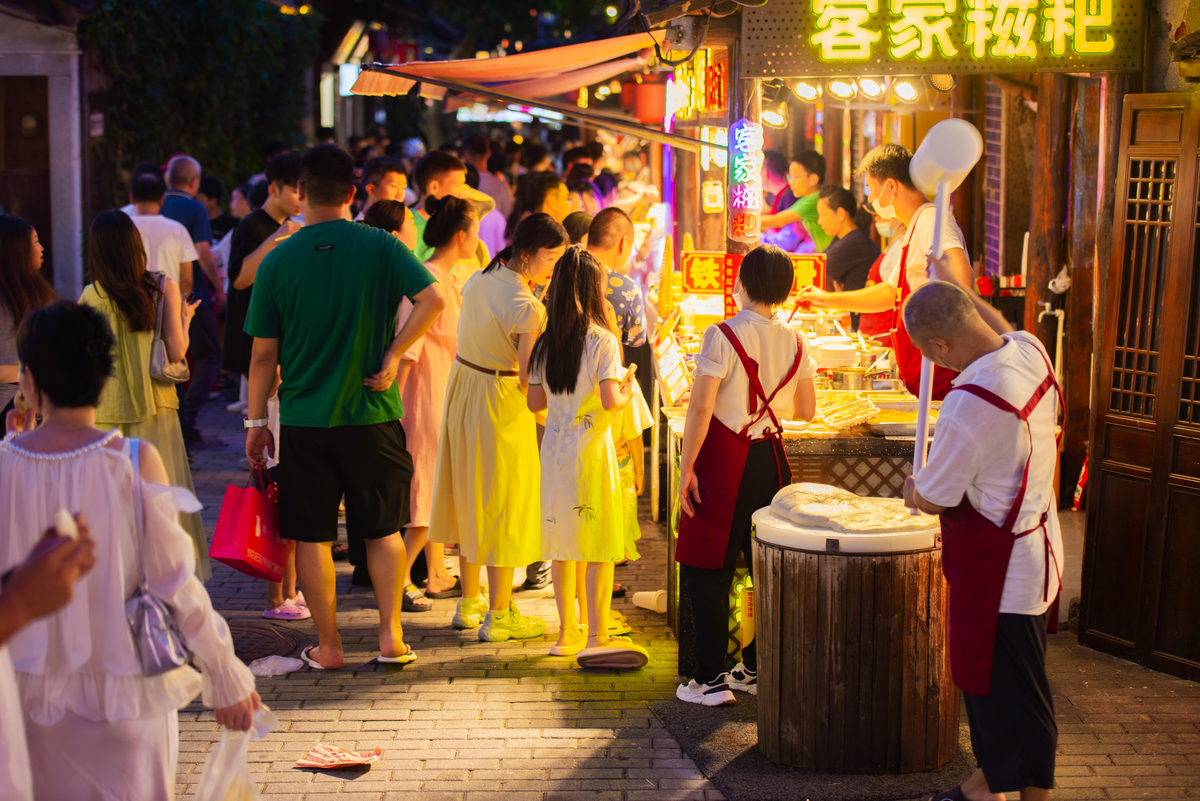 1 提升服务质量：夜市摊位应加强培训提高服务态度和效率确保顾客得到良好的体验。2 引入创新元素：增加创新菜品和饮品吸引年轻人的口味和兴趣。可以考虑推出特色主题餐饮如健康饮食、素食、特色小吃等。3 优化排队等待体验：设置虚拟排队系统或提供预约服务减少顾客排队等待的时间提高顾客满意度。4 加强互动体验：增加娱乐设施如音乐表演、现场演出、互动游戏等提供更多的娱乐选择增加顾客的参与感。5 提高基础设施满意