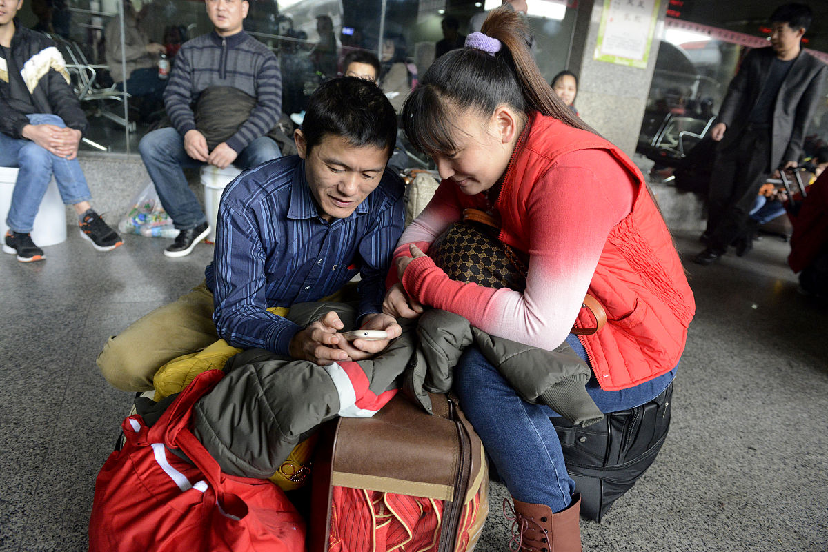 三四十岁的聋哑人辛辛苦苦捡的啤酒瓶被其他人抢走他嚎啕大哭你认为他真的只是在哭他的啤酒瓶被强走了吗不少于500字