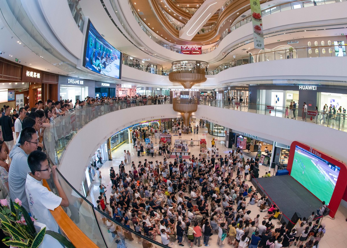 柳州鱼峰区万象城经营模式：多元化租赁、知名品牌、购物体验、促销活动及服务