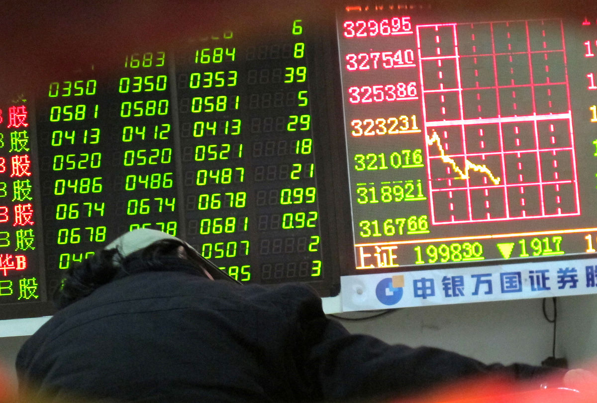 2012年11月27日,海南海口,投资者在一家证券营业部关注股市行情.