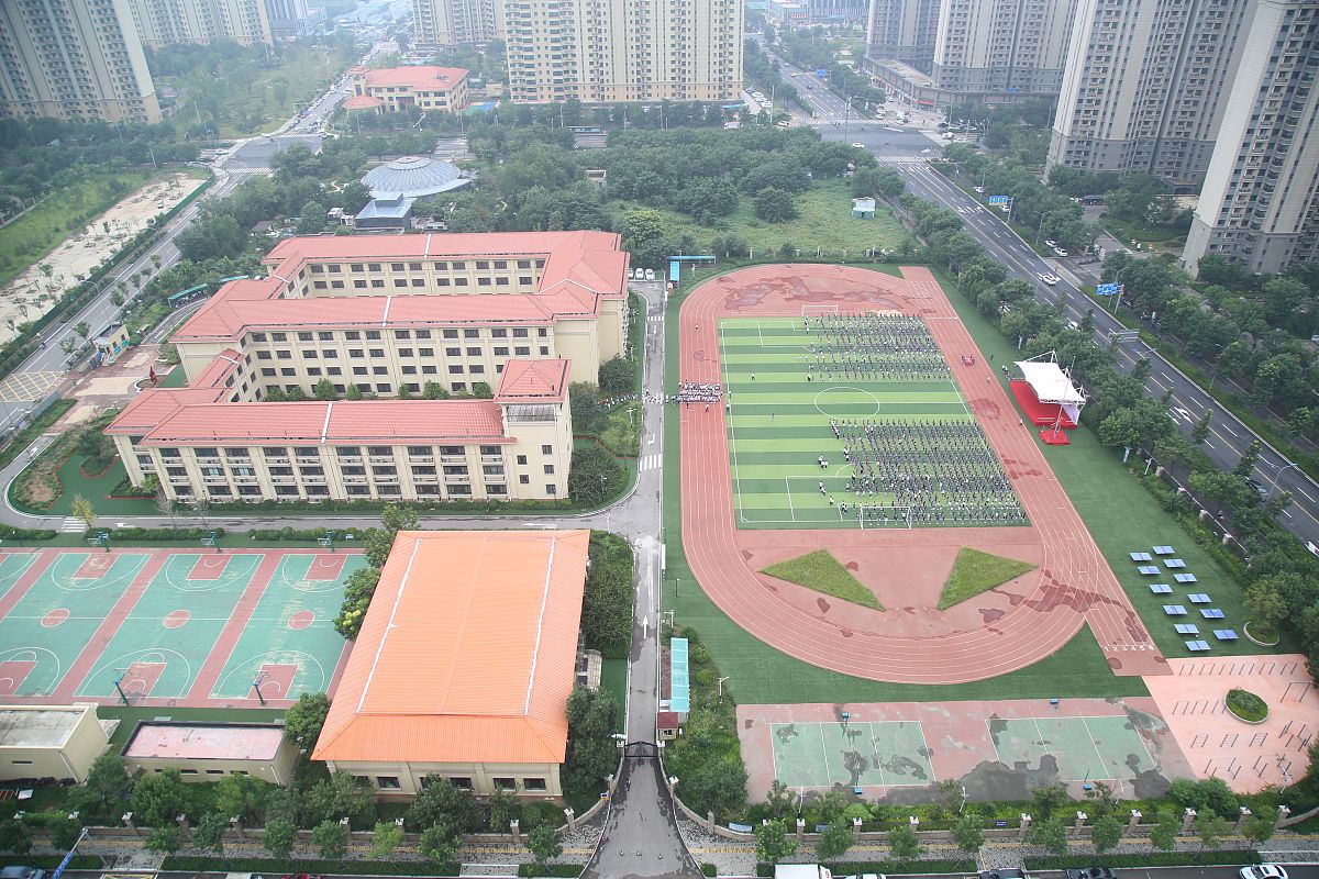 成都市龙泉驿航天中学校是公立学校吗？