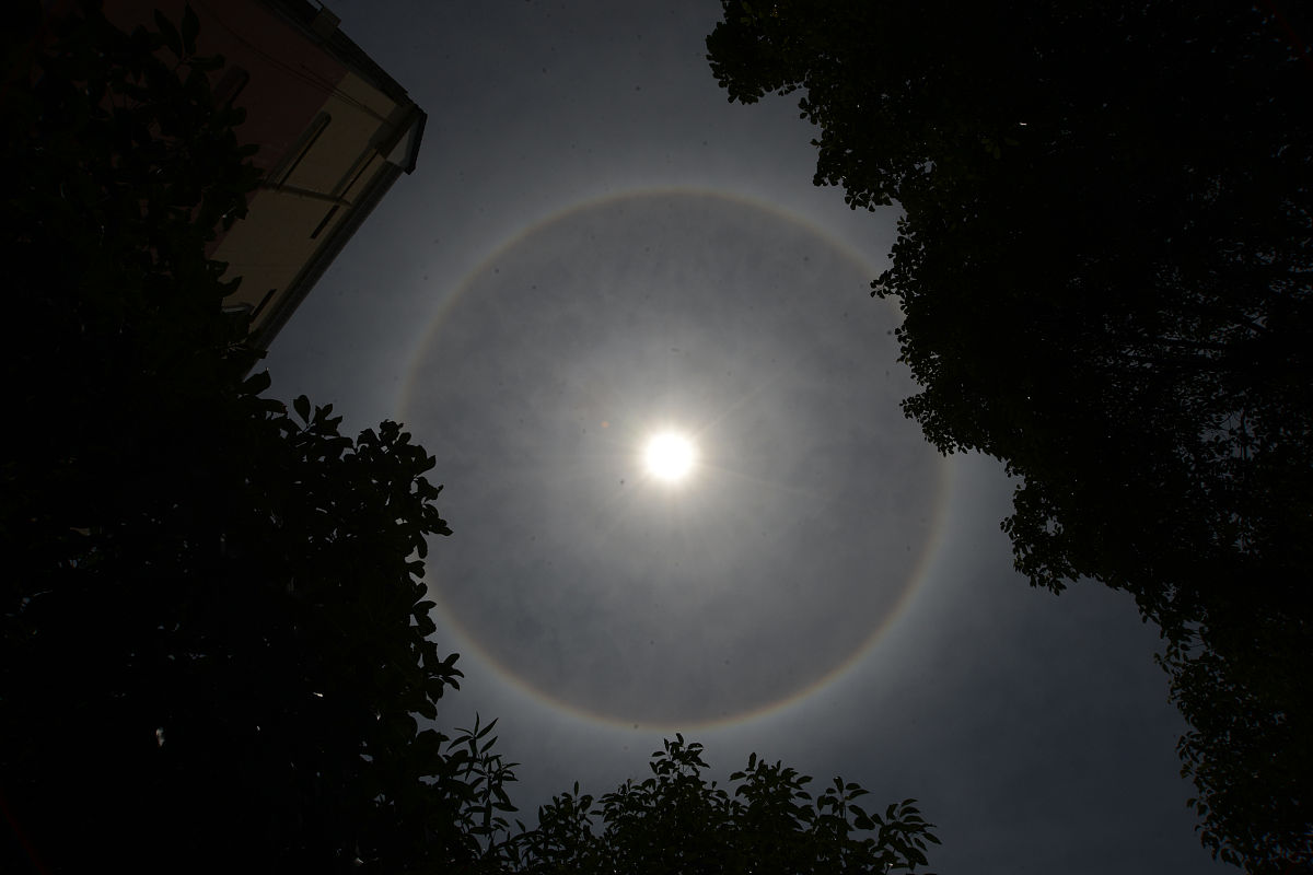 2015年07月31日,湖南郴州,当日中午,郴州市上空出现日晕景观.