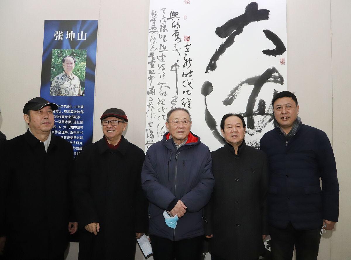 2021年12月5日,北京,海军原政委胡彦林上将参观军旅书法家陈联合的作