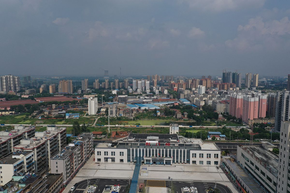 2020年7月31日,蓝天白云下的湖北荆门火车站.