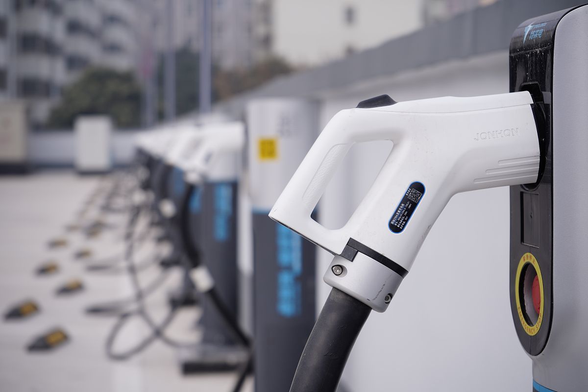 帮我生成以下主題的 PPT 内容框架需要包括以下内容：1．每一页的标题2．关键要点 PPT 的主题是智能充电桩设计结课答辩