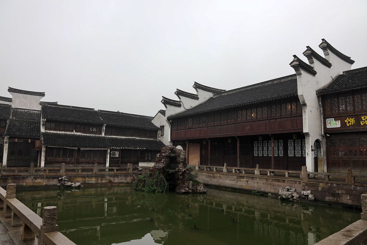 写一首有三节的歌词每一节都以你一句春不晚我来到真江南开头句子长短交错要押韵