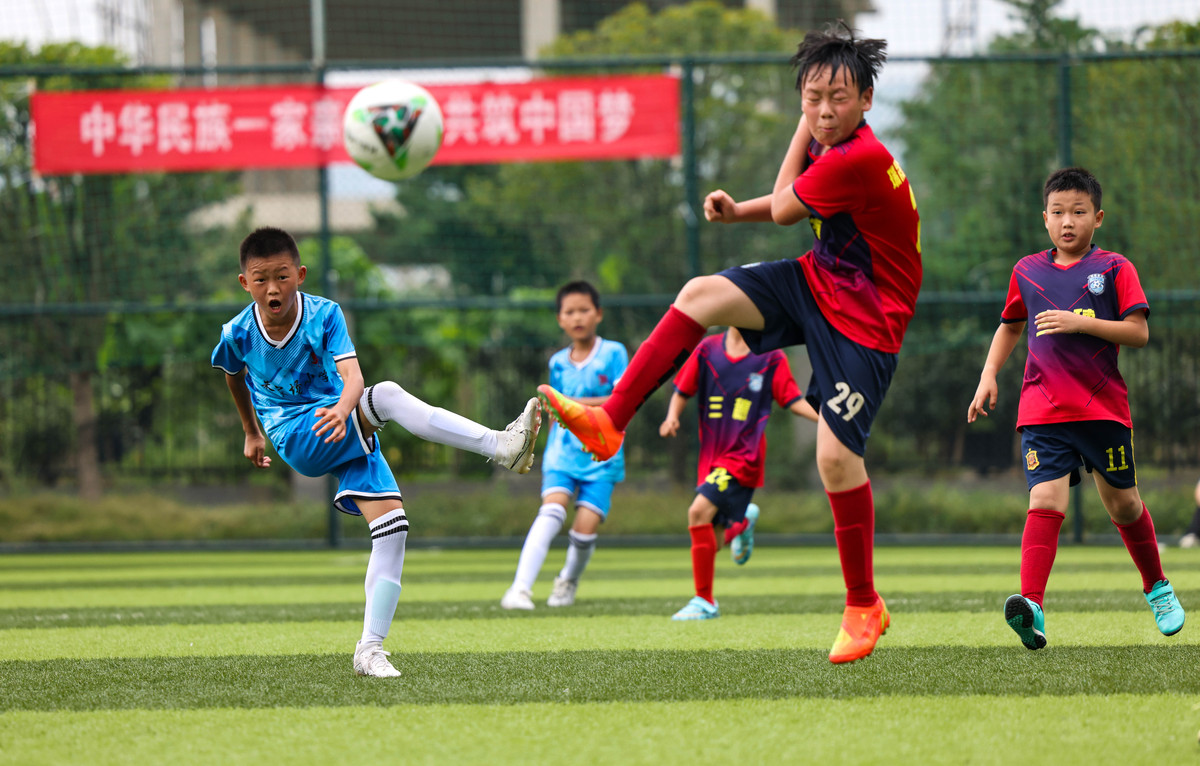 请以追梦绿茵为主题写一份详细具体的拍摄脚本