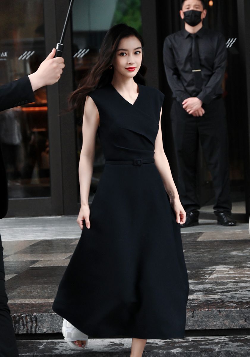 2021年6月27日,上海,angelababy从酒店出发出席活动.angelababy