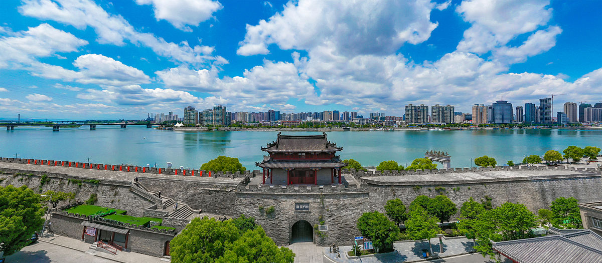 2020年5月8日,湖北省襄阳市,蓝天白云下的襄阳古城.
