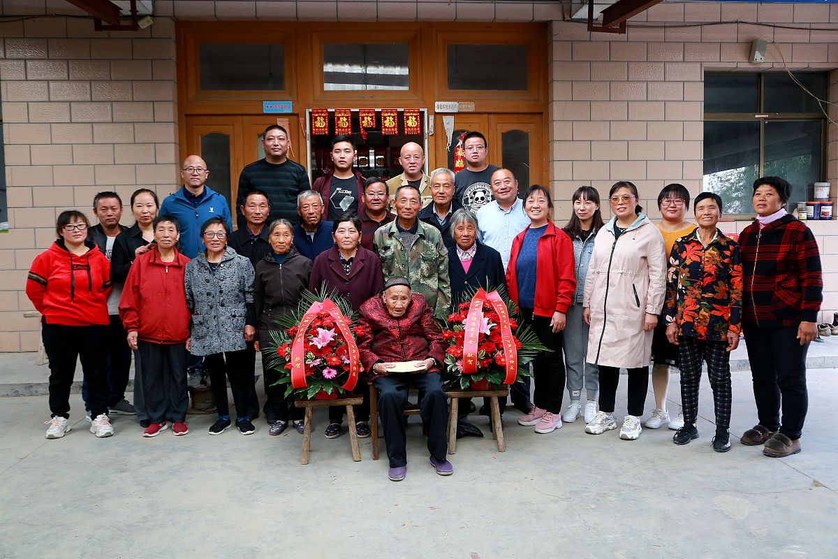 四代同堂四庆寿：罕见家庭幸福的象征