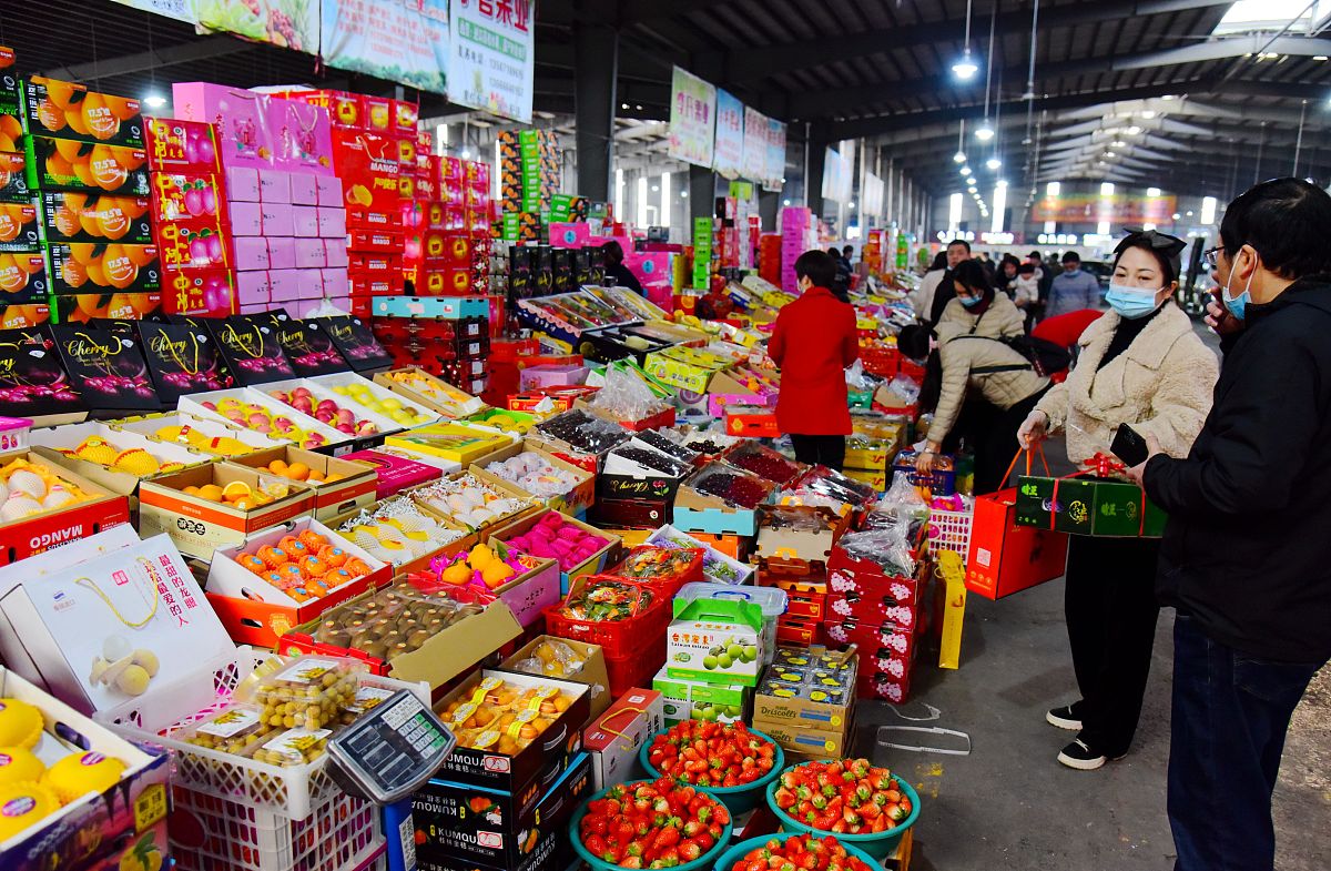 2021年1月30日,随着新春佳节的临近,杭州文晖路果品市场开始热闹起来.