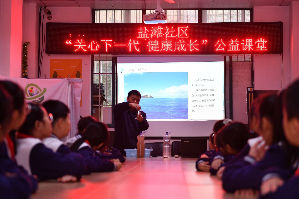 张永成老师电话回谢石牌镇小学为其伸出援手的所有同行战友谢谢大家在其危难时刻