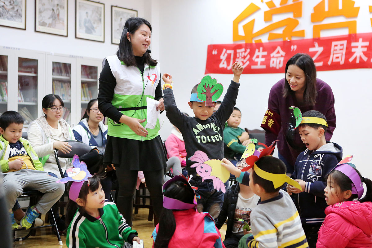 运用培训学到的内容结合你的想法策划一场公益活动。要求：请运用行政部教学的策划书格式主题参考：1儿童教育类2长者服务类3环卫环保类4团建分队队内跨部门一、活动目的 二、活动主题 三、活动时间及地点 四、组织机构 五、活动对象 六、活动内容一活动前期二活动当天流程三活动后期七、预期效果 八、安全保障一活动突发状况和解决方案二活动注意事项 九、经费保障一需要申请的物资二需要准备的物资三需要购买的物资十