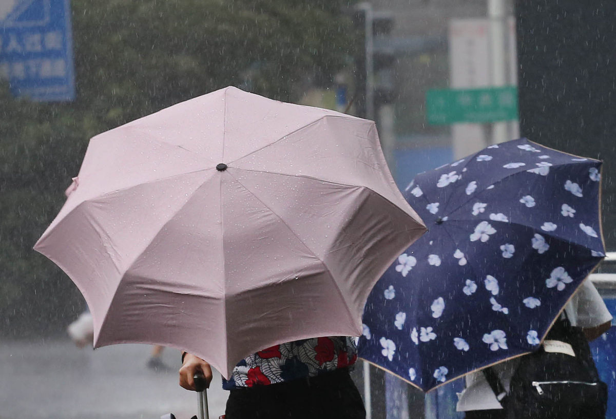 2020年9月2日,南京突然暴雨如注,伴着八到九级的狂风,行人瞬间成了"落