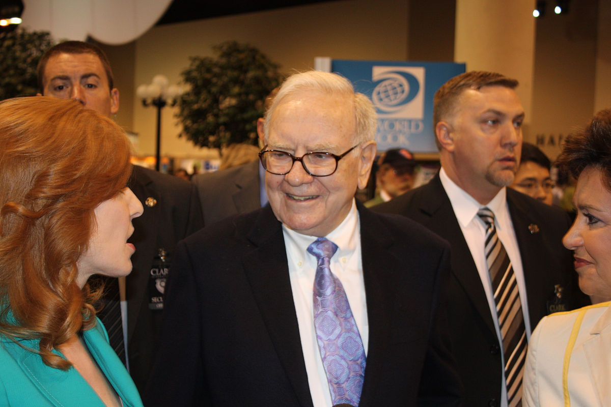 帮我写一个关于巴菲特的投资历程、理念、特点总结其成功的经验或者失败的原因、启示的文章要详细一些并且加入更多的相关内容可以再详细一些并加入更多的相关内容吗再帮我丰富一下