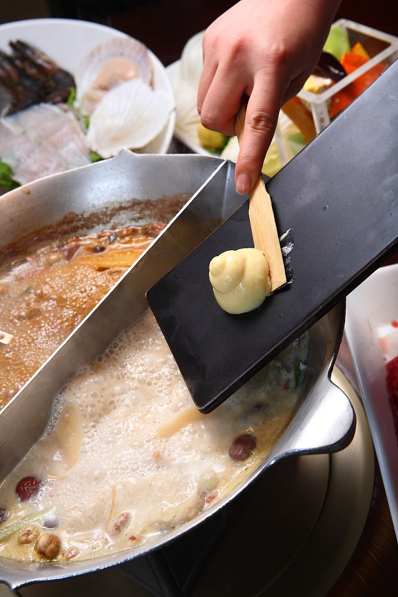 写10条250字以海底捞23年春夏上新为推广目标突出春夏新品好吃、安全要体现套餐岭南黄猪肚鸡锅双人餐工作日216工作日节假日通用226；搭配新品的很牛的牛蛙优质水源与饲料、低密度生长环境培育出的富养蛙海底捞的每一盘牛蛙都可以溯源原产地吃着放心；牛蛙涮辣锅更好吃！