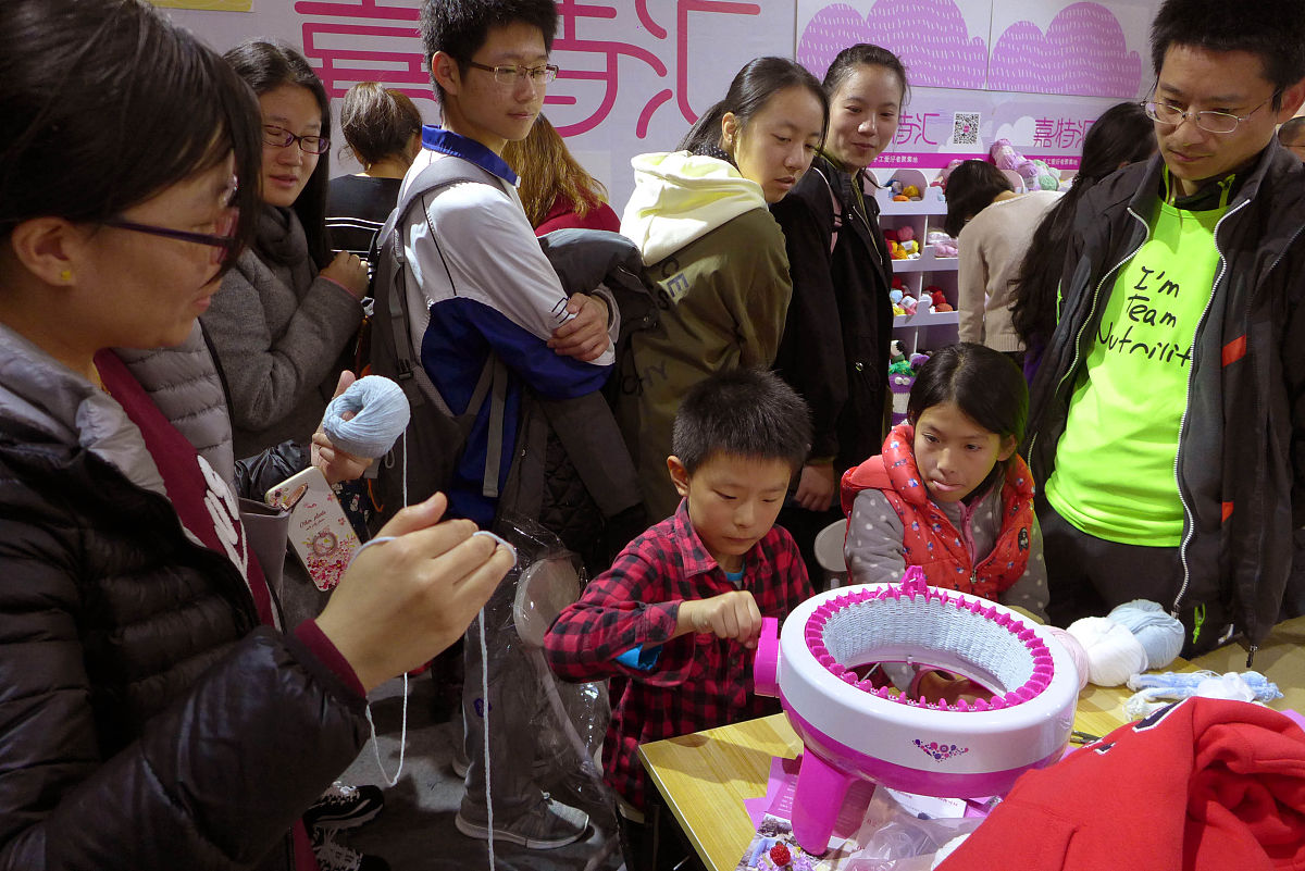 社区小达人：橡皮筋飞机带你飞上科普天！