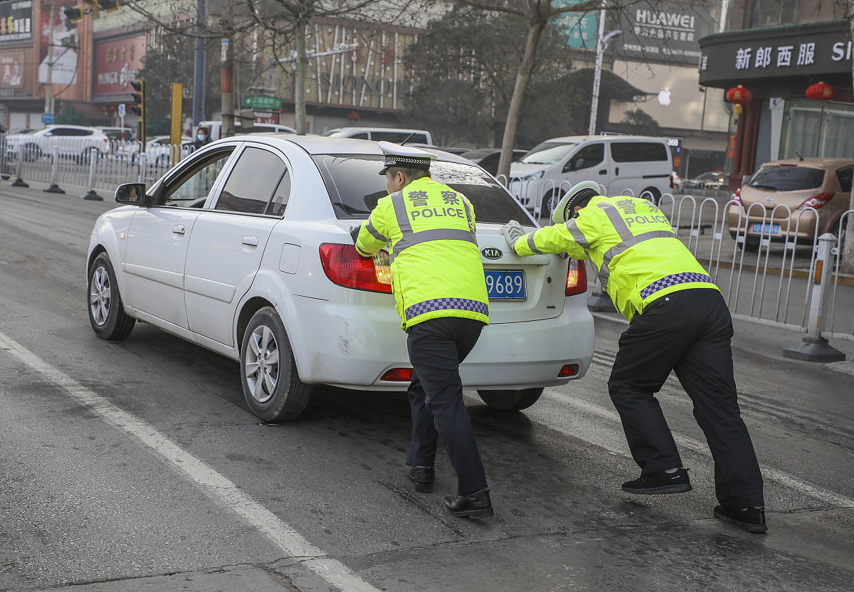 为天门交警查获面包车私自改造黑油车取一个简短的标题