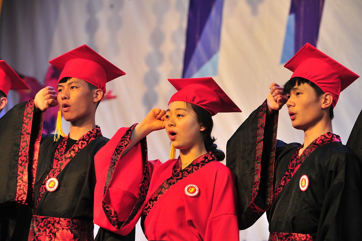 帮我组织一下这篇文章最好再补充一些 成人礼的一封信 很荣幸能见证你长大成人的一幕在你成人礼之际我想了想过去的几年觉得颇有感触的几点分享给你。 成人礼意味着你的人生即将步入一个新的阶段从今天起你不再是个孩子以后的路更多的是要靠自己走好今后的路经营好自己的人生。 首先男儿当自强希望你要有足够的责任和担当你要对你的生活、工作负责。有独立思考的能力遇到困难不逃避主动承担责任积极思考解决问题的办法。并不是要