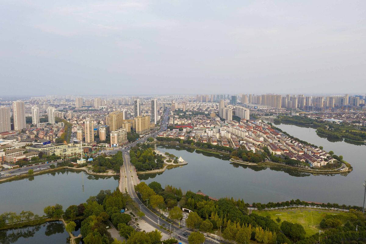 2021年10月31日, 江苏常州金坛区城区,潋滟的水光与城市相映成景.