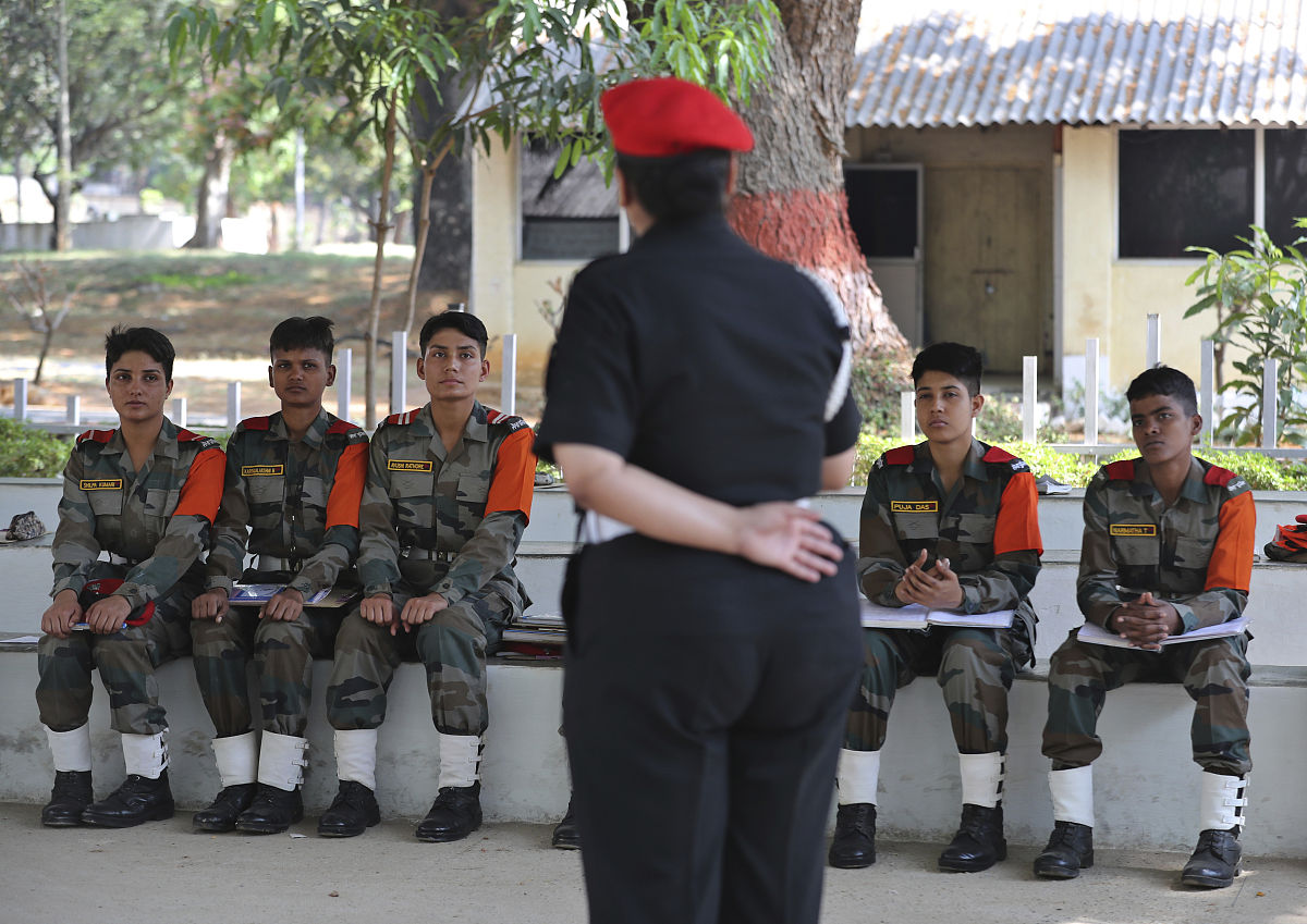 请用recruit或employ的合适词形填空以使句意通顺。They’ve made attempts to attract new ____ to the army
