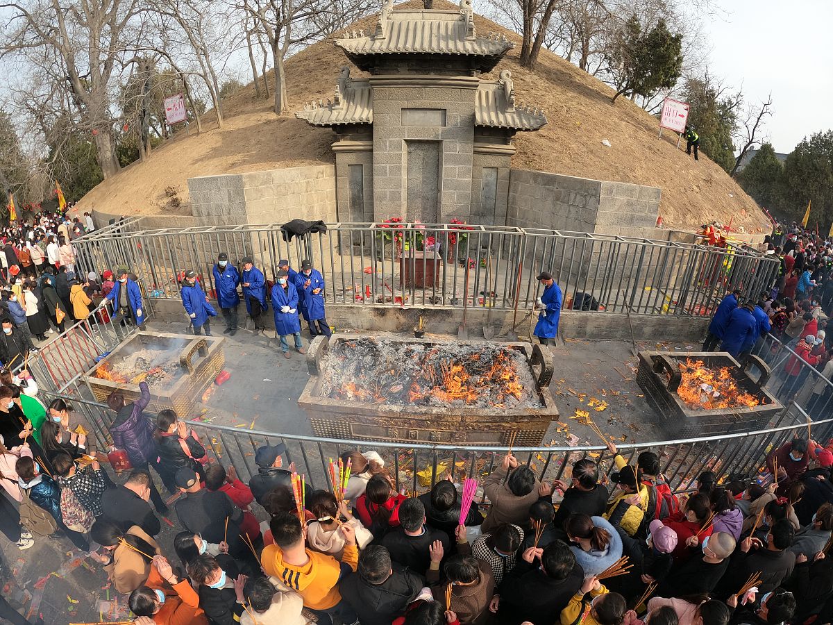 山西金龙山景区禁止村民祭祖，清明节大厅烧纸事件引发热议