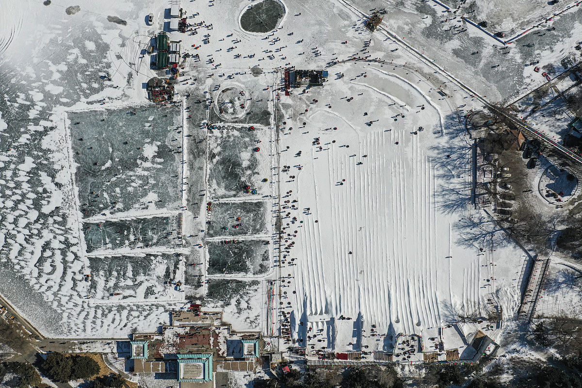 2021年 2月15日,游客在沈阳昭陵冰雪大世界游玩,享受冰雪带来的快乐.