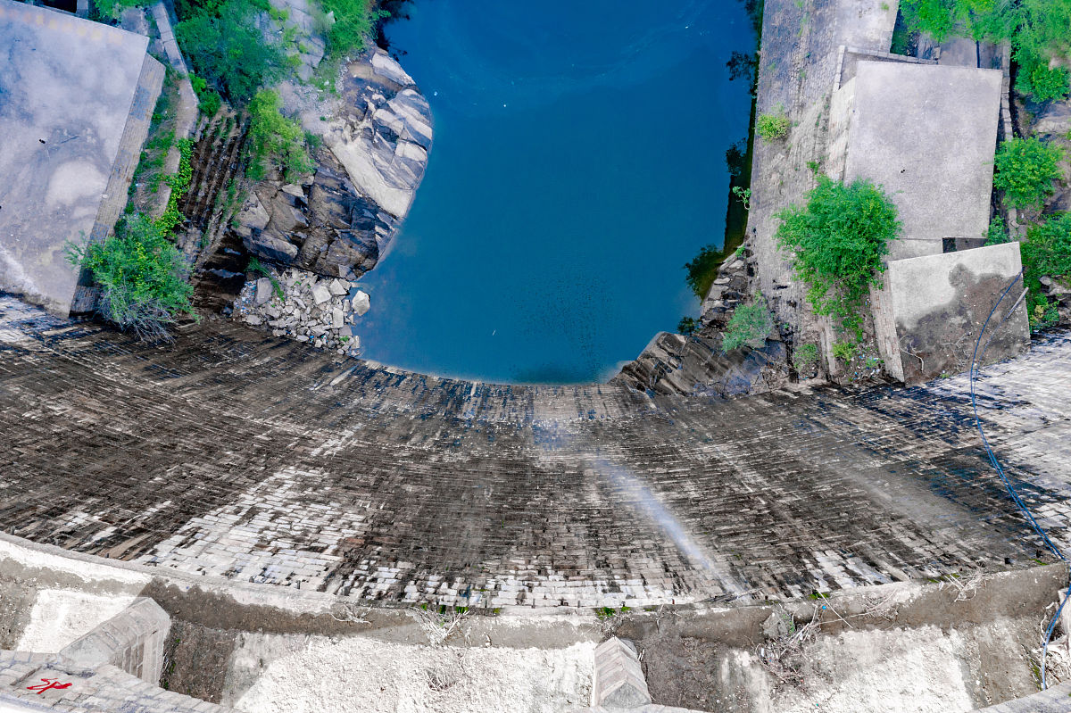 河谷狭窄地形下，最常用的导流泄水建筑物是？