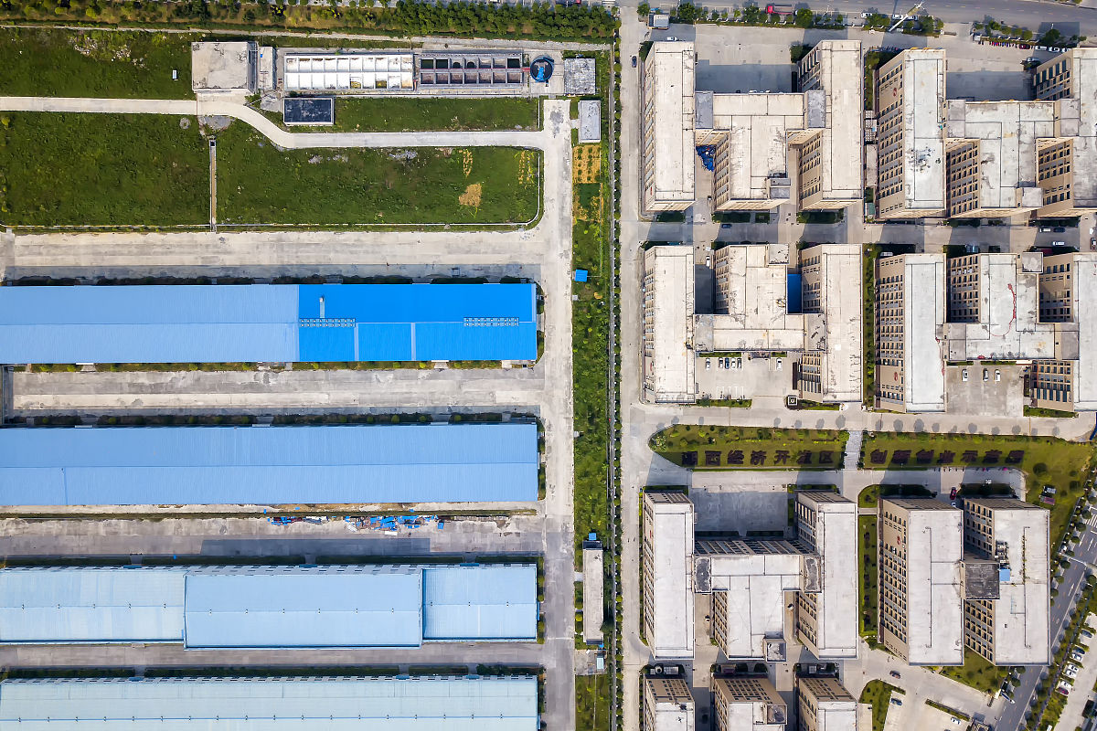 制药总厂布局要点1 选址：选取地理位置优越、交通便利、环境优美、资源丰富的地区同时考虑当地政策、市场需求和人力资源等因素。2 建筑设计：建筑设计要符合制药生产的特殊要求包括严格的卫生标准、安全标准和环保标准等。3 设备配置：根据生产需求和产品特点选择适当的生产设备和检测设备确保生产过程的质量和效率。4 人员组织：建立合理的人员组织架构包括生产、研发、质量控制、销售等部门各部门之间协调配合实现生产效