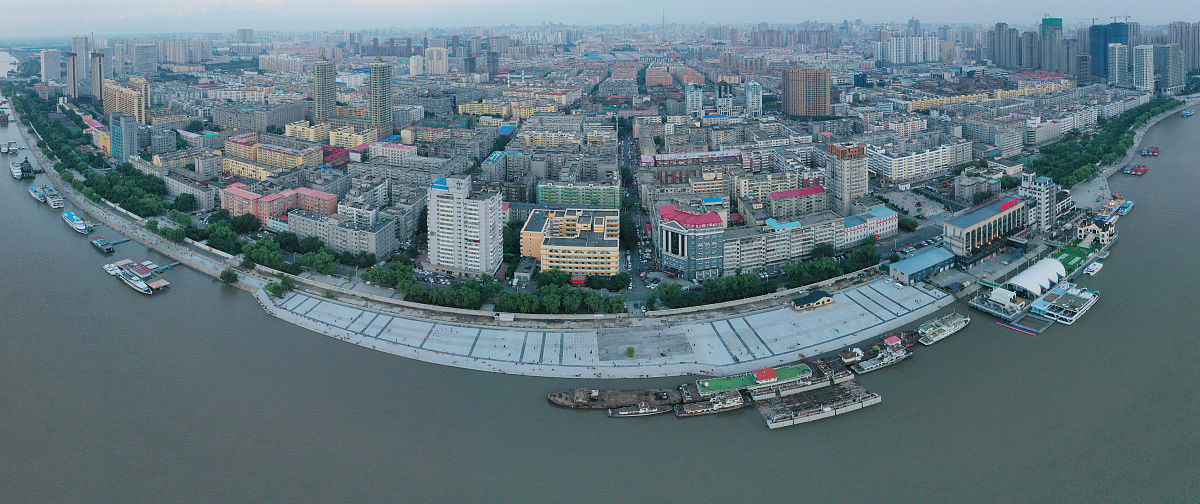2021年7月7日,哈尔滨道外松花江畔,航运站的货场搬走之后,该处改建为