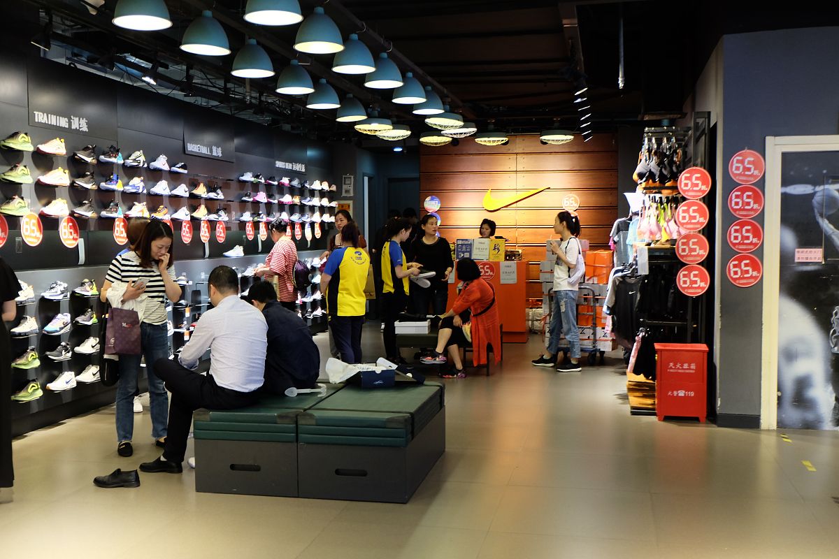 2019年5月19日,上海百联购物中心,adidas运动<strong>品牌</strong>.