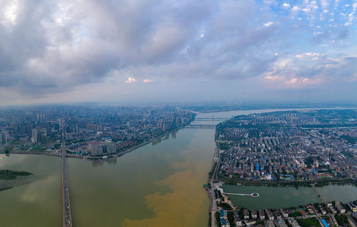 2021年7月16日,湖北省襄阳市,汉江出现半清半浊,"泾渭分明"的景观.
