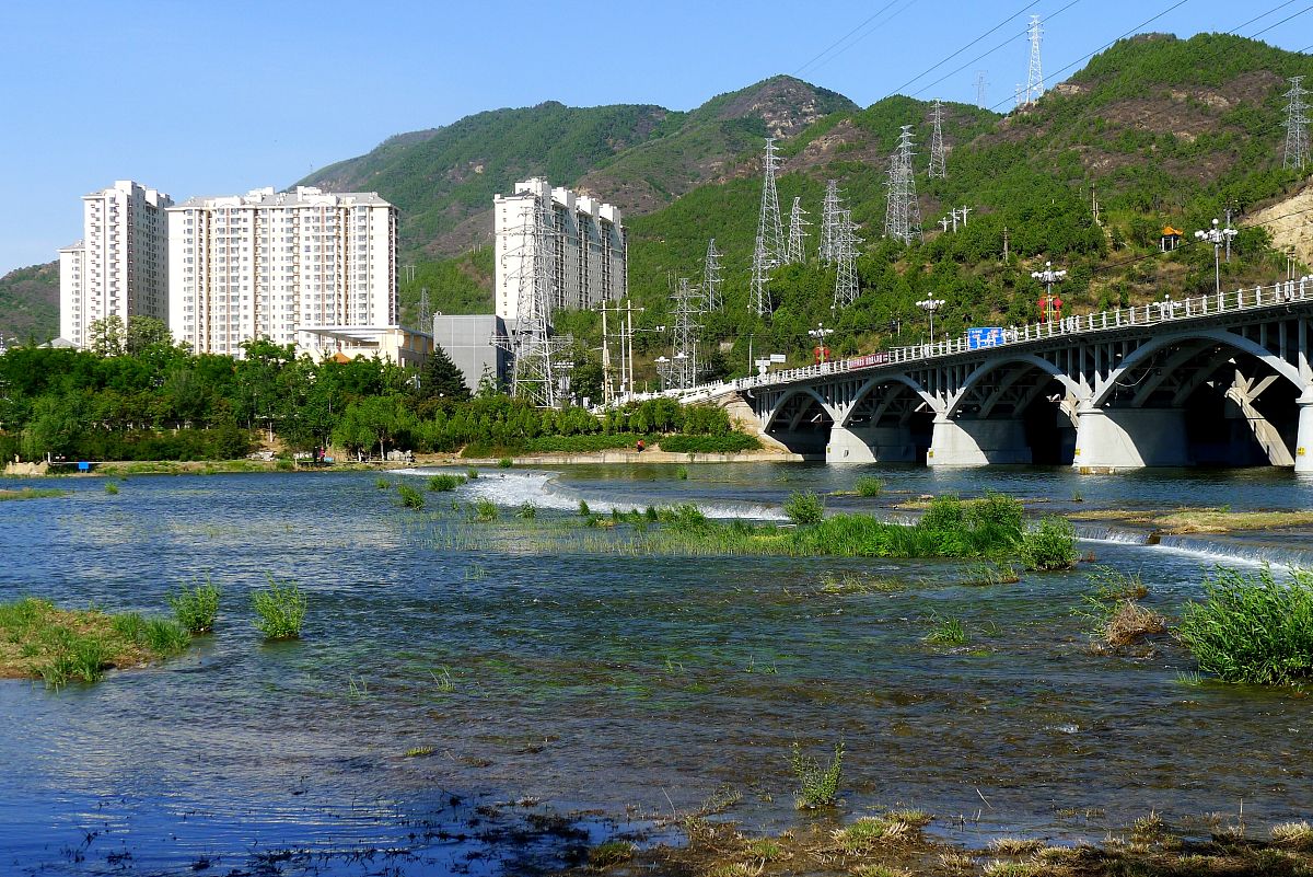2019年5月7日,北京,永定河生态补水流经门城湖段.