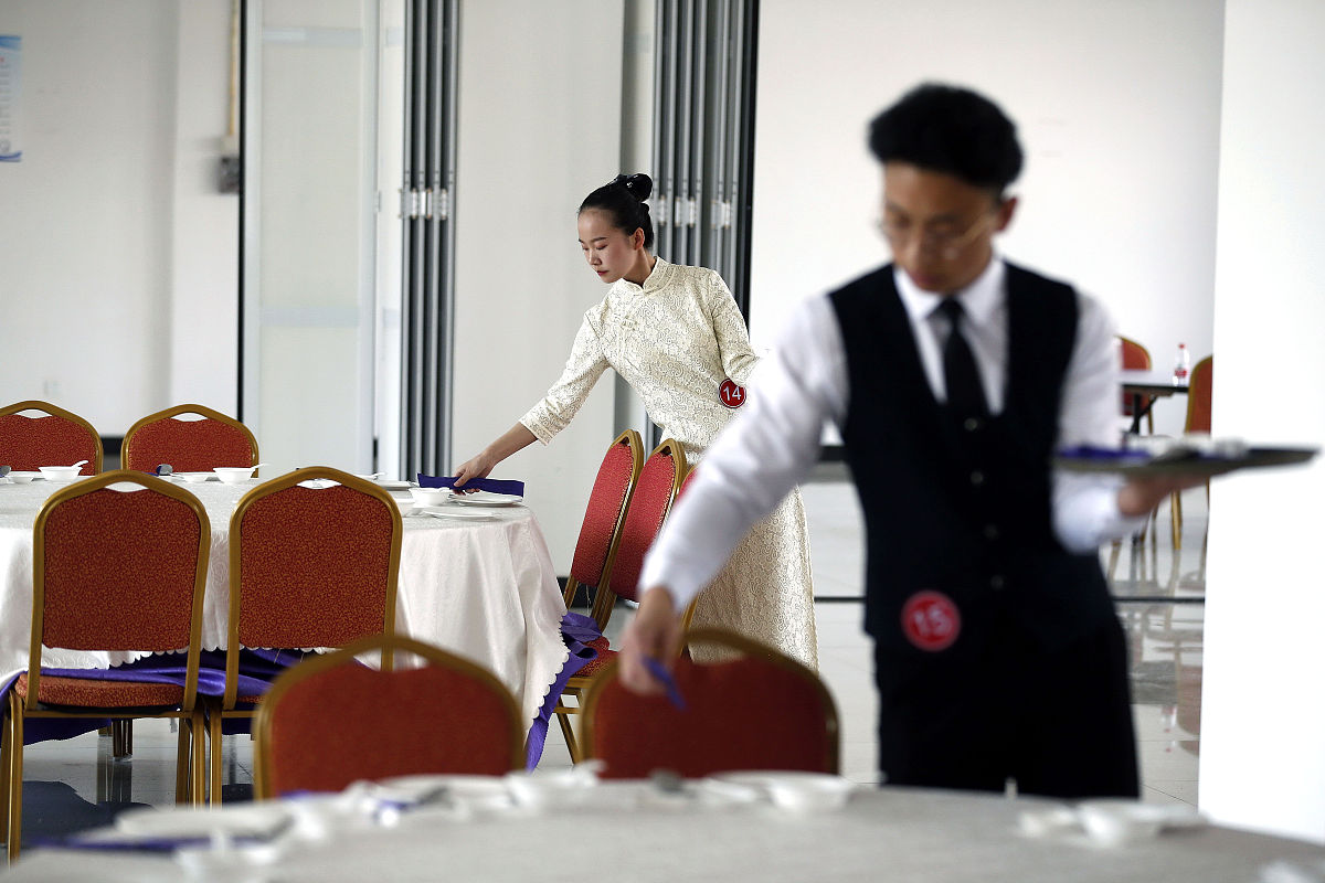 西餐服务流程：拉椅、酒水、菜肴、巡台、餐后酒