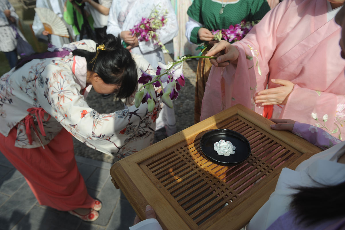 你好你好有什么可以帮助您的吗？请 他生气了 的作文 要求不少于500字 含有语言动作神态描写