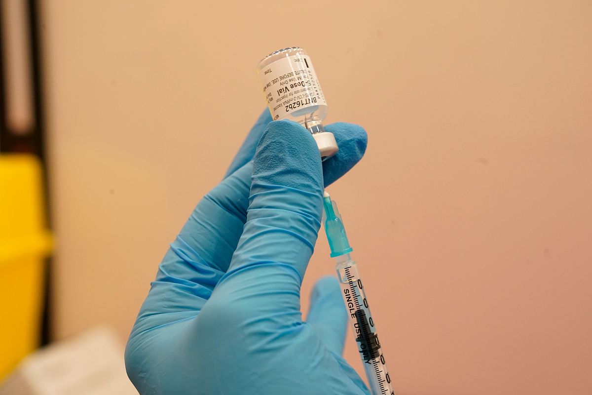 HPV疫苗可以在女孩子12岁以上的时候接种最好在未开始性行为之前接种这样可以更好地预防宫颈癌等疾病。 把这段话改得更像一首诗