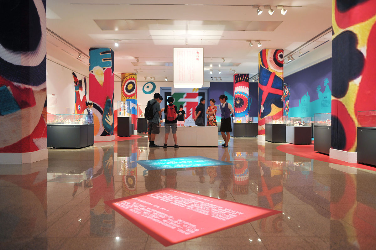 2012年7月1日,北京,在中国美术馆展出的大器"玩"成——中国美术馆藏民