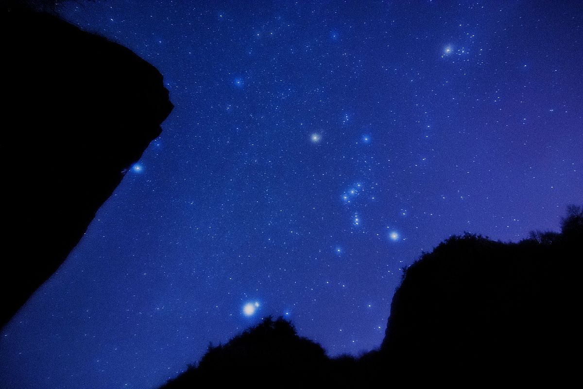 2015年1月11日,青岛崂山北九水景区,一片瀑布被冰封,冬季壮丽的星空陪