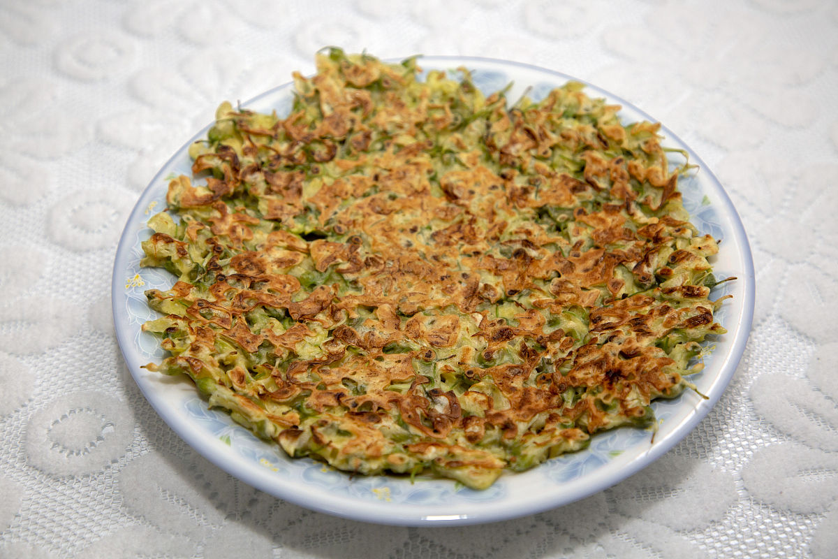 槐花饼的做法：简单易学的传统美味
