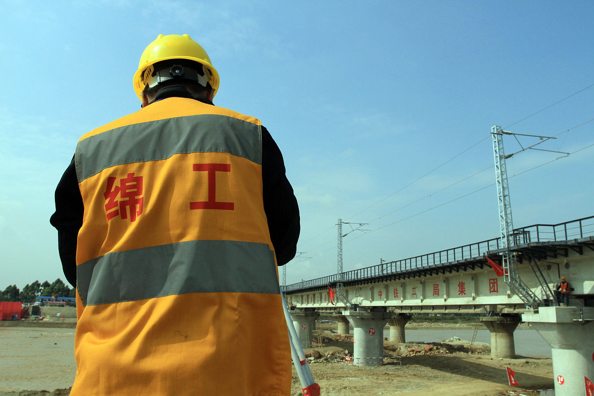 2010年10月12日,经过50多天紧张的抢建,在先后进行拆除残桥,巧建墩台