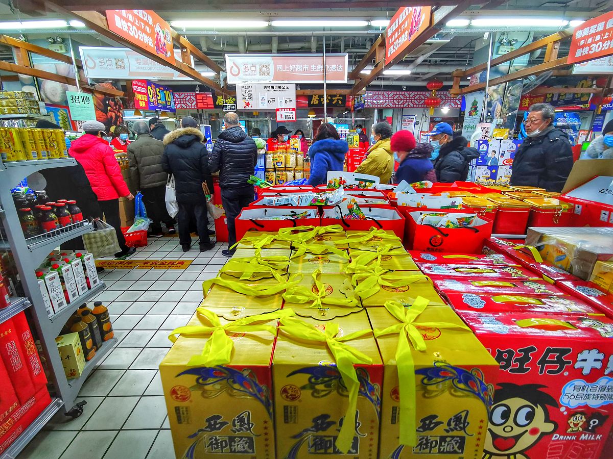 2020年12月16日,北京,距冬至还有一个星期,商家已开始备"年货",崇文门