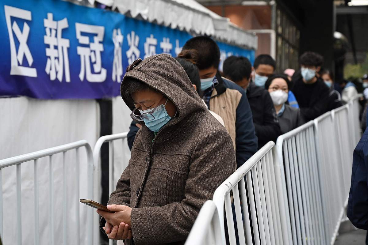 2021年11月1日,北京,当地民众排队接种新冠疫苗加强针.据北京市卫健委