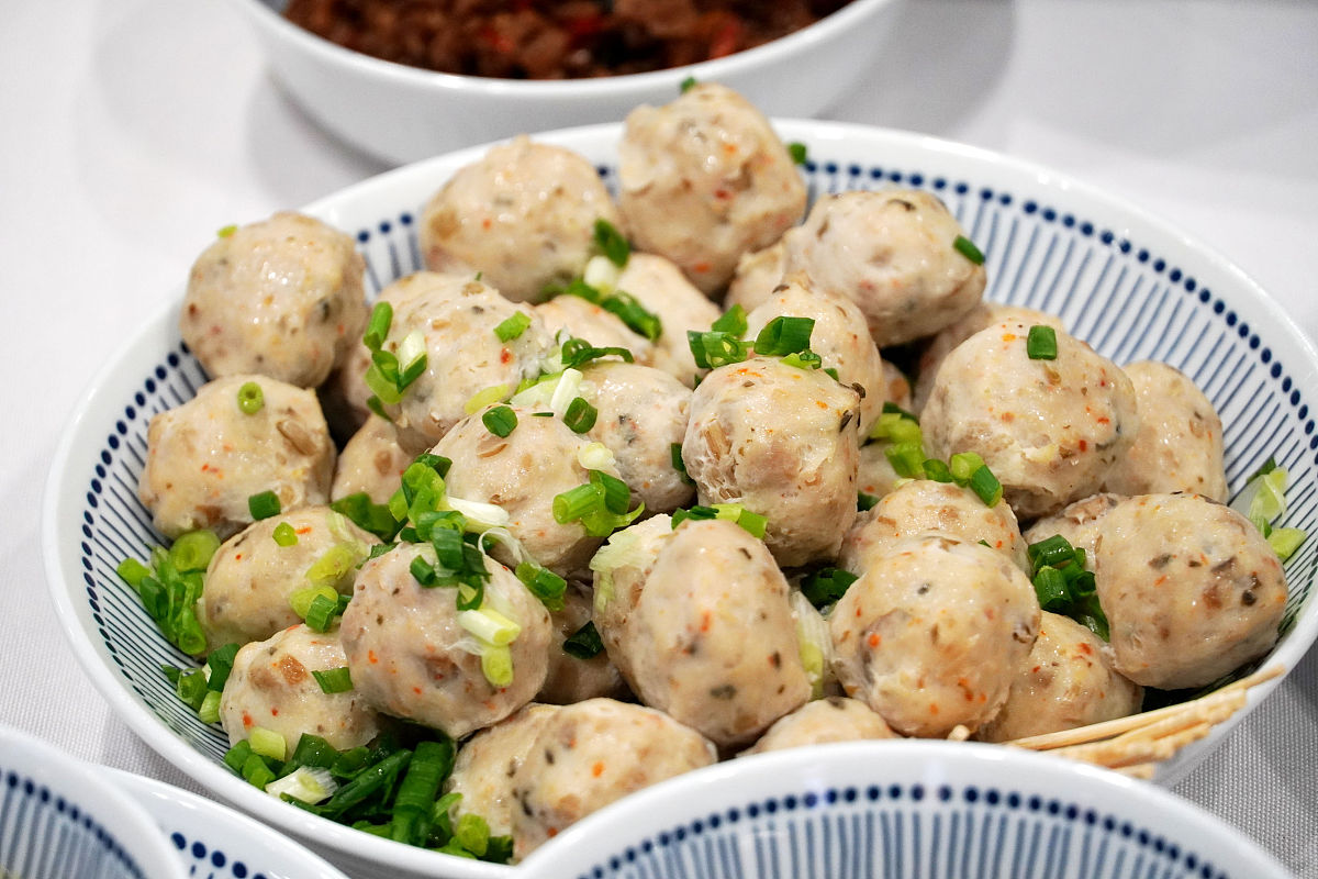 2020年7月17日,南宁,广西特色小吃评选大赛举行,钟山"头菜肉丸"小吃.